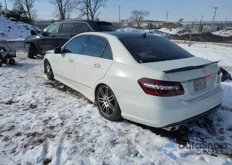 2010 Mercedes-Benz E 550 4Matic z USA, uszkodzony, nr VIN WDDHF9ABXAA160958